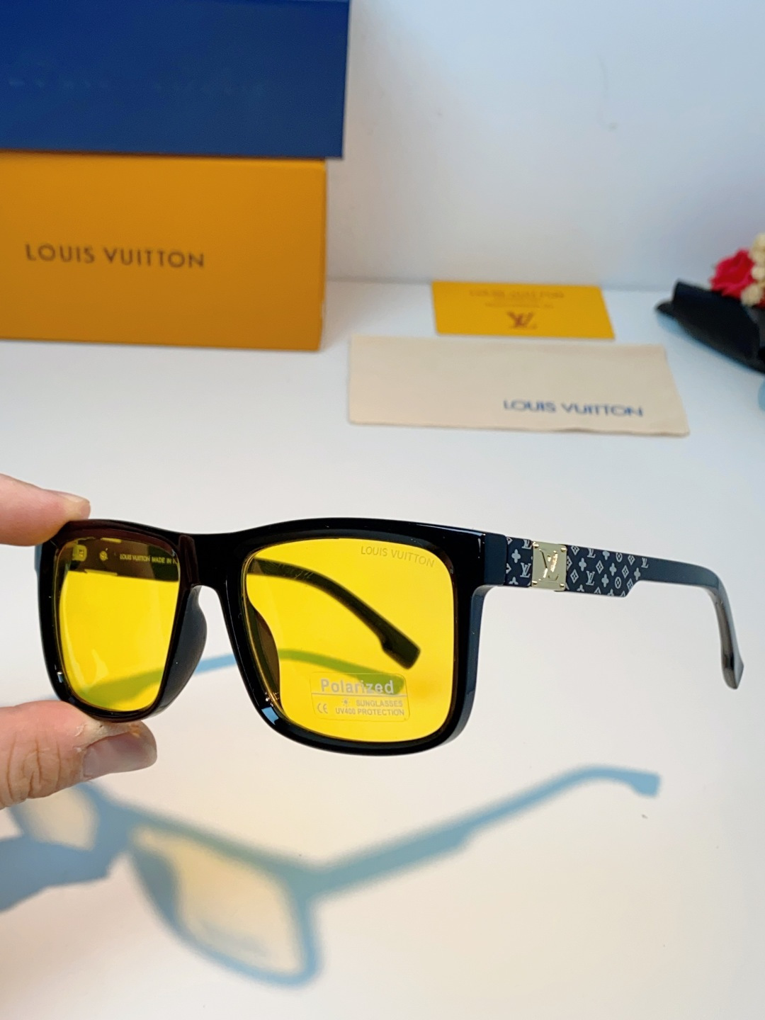 LouisVuitton路易威登  标志性老花镜腿，镜腿融入LV经典Monogram老花图案，搭配金色L