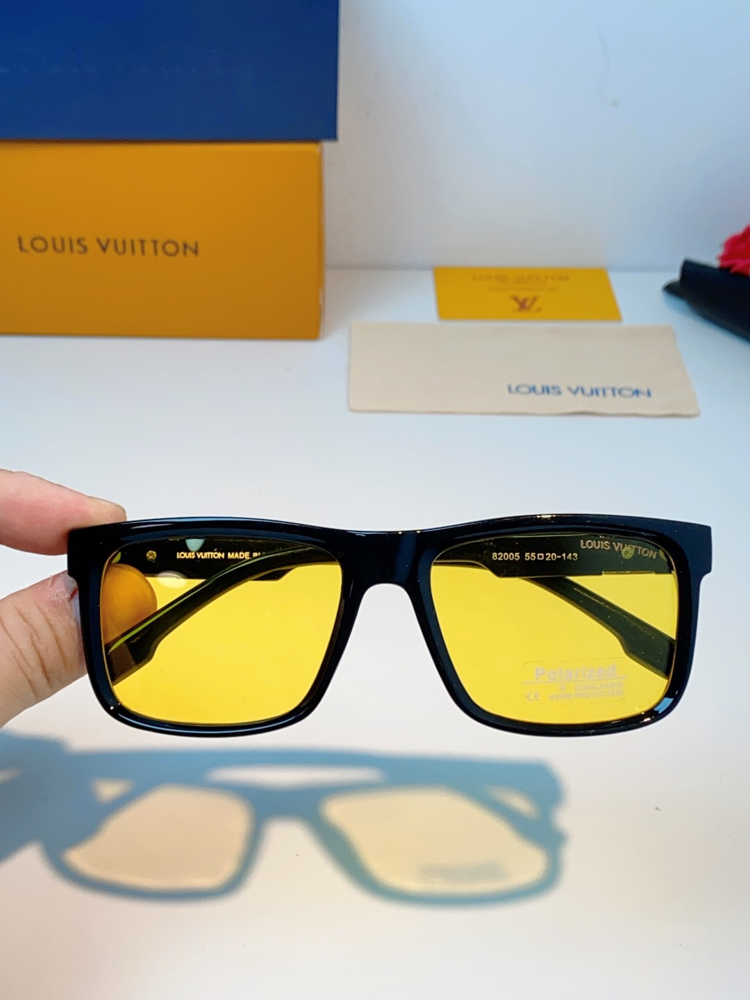 LouisVuitton路易威登  标志性老花镜腿，镜腿融入LV经典Monogram老花图案，搭配金色L