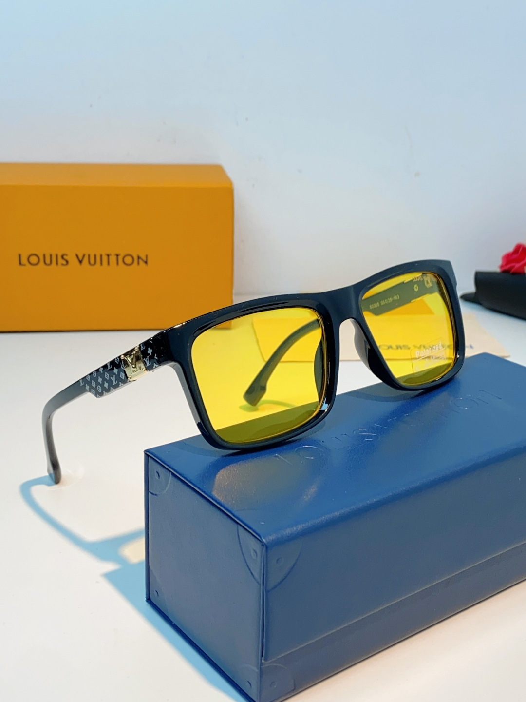 LouisVuitton路易威登  标志性老花镜腿，镜腿融入LV经典Monogram老花图案，搭配金色L