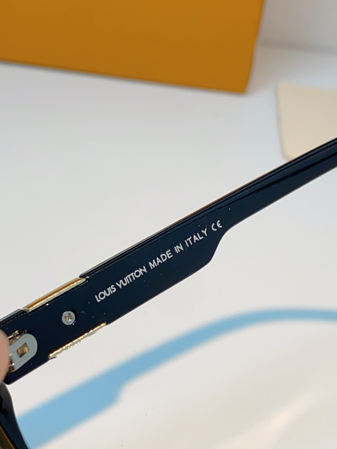 LouisVuitton路易威登  标志性老花镜腿，镜腿融入LV经典Monogram老花图案，搭配金色L