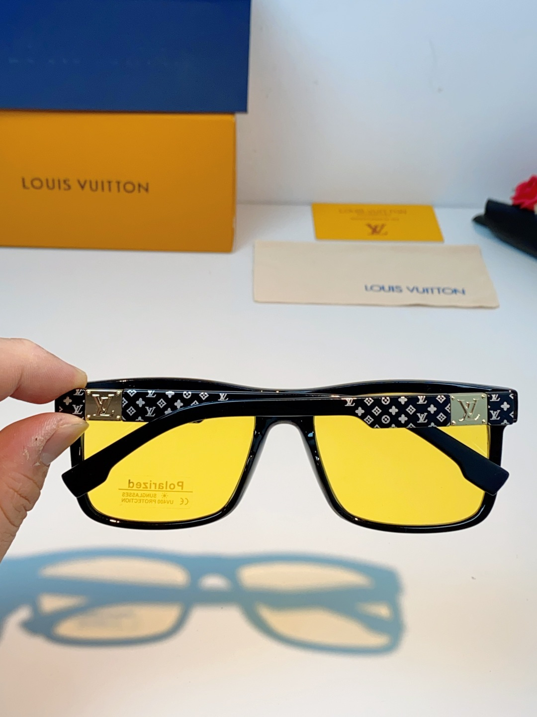 LouisVuitton路易威登  标志性老花镜腿，镜腿融入LV经典Monogram老花图案，搭配金色L