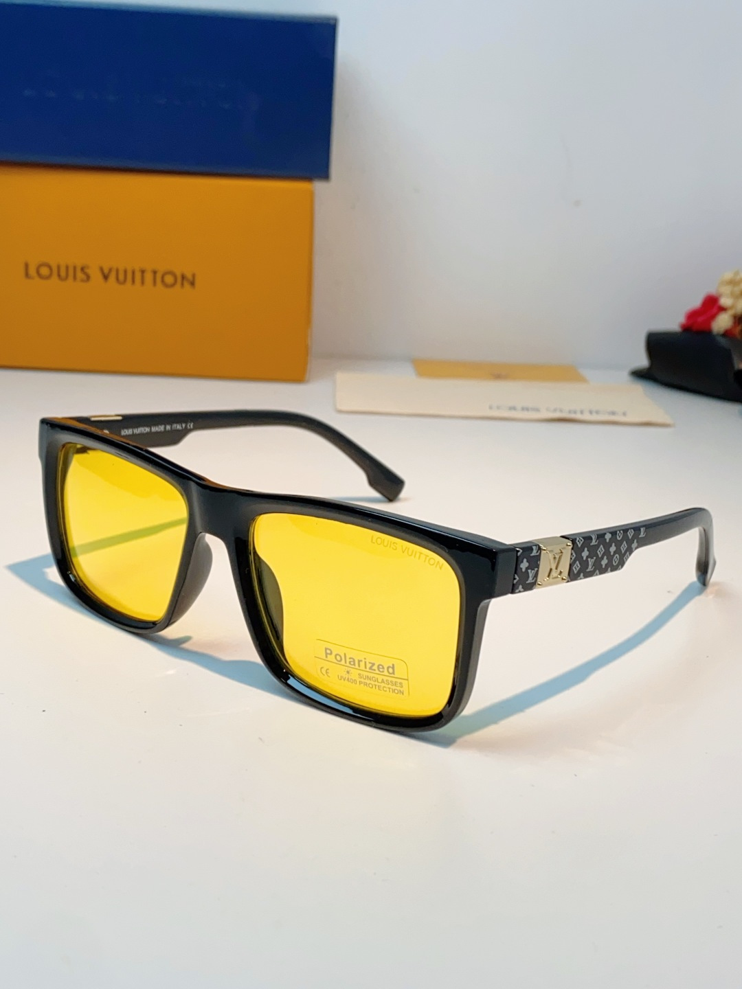 LouisVuitton路易威登  标志性老花镜腿，镜腿融入LV经典Monogram老花图案，搭配金色L