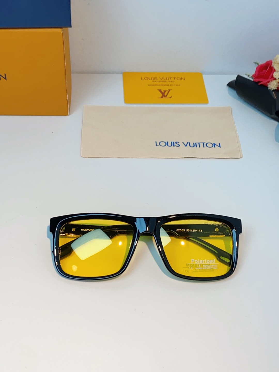 LouisVuitton路易威登  标志性老花镜腿，镜腿融入LV经典Monogram老花图案，搭配金色L