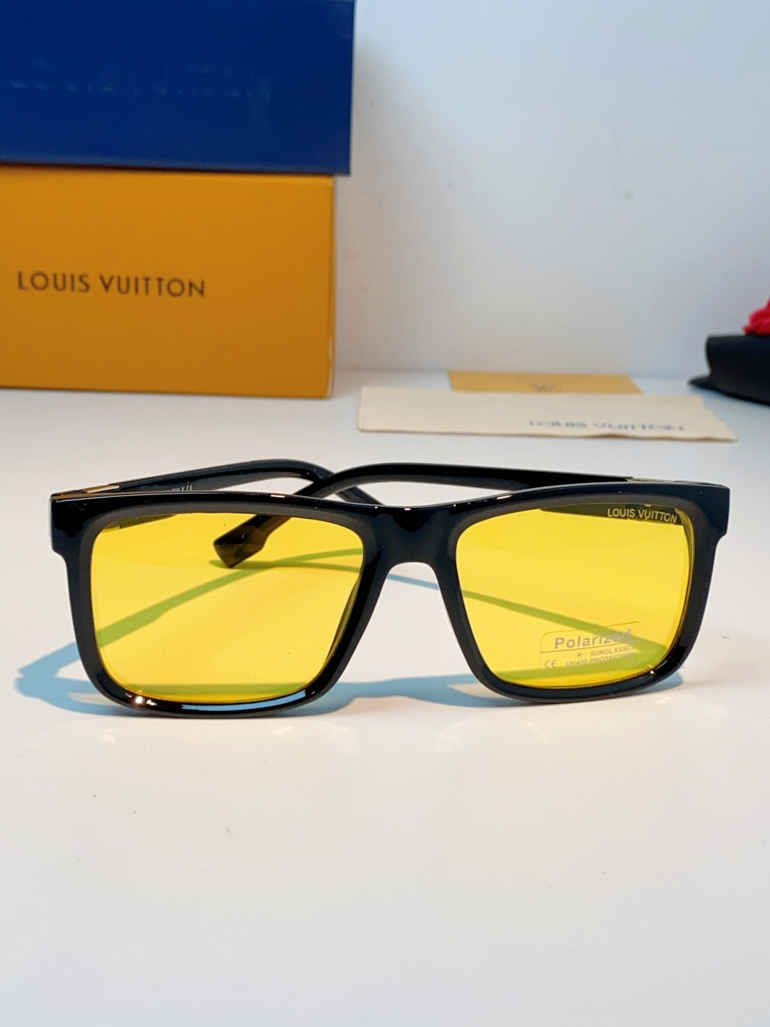 LouisVuitton路易威登  标志性老花镜腿，镜腿融入LV经典Monogram老花图案，搭配金色L