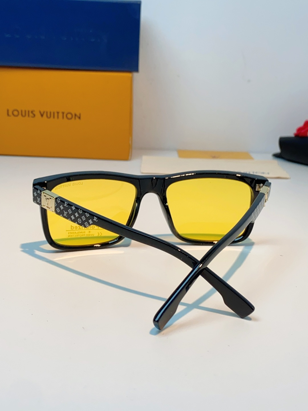 LouisVuitton路易威登  标志性老花镜腿，镜腿融入LV经典Monogram老花图案，搭配金色L