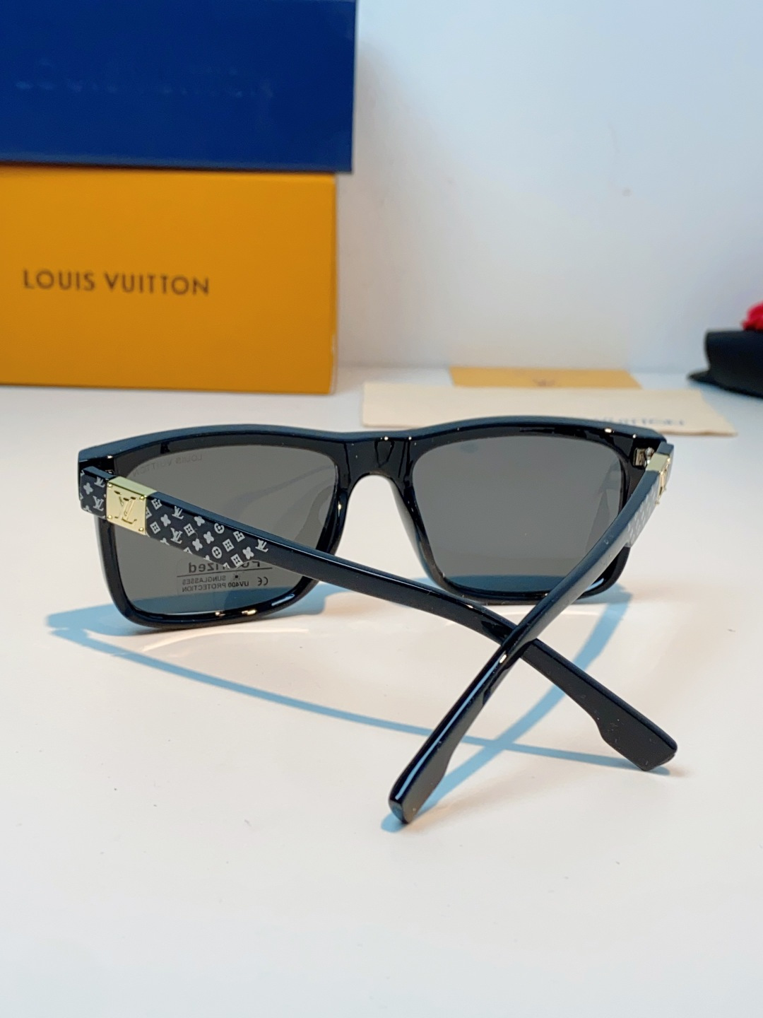 LouisVuitton路易威登  标志性老花镜腿，镜腿融入LV经典Monogram老花图案，搭配金色L