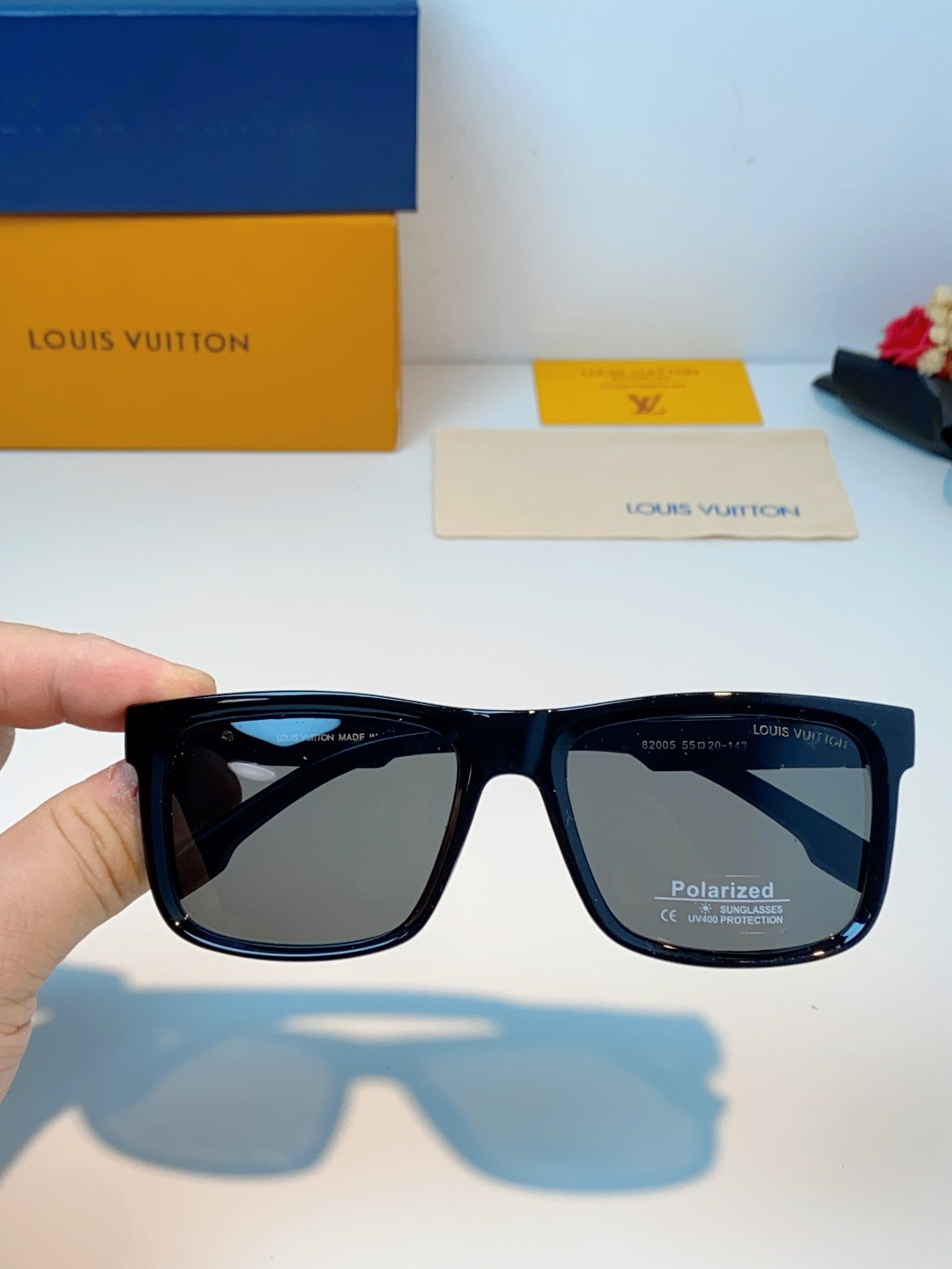 LouisVuitton路易威登  标志性老花镜腿，镜腿融入LV经典Monogram老花图案，搭配金色L