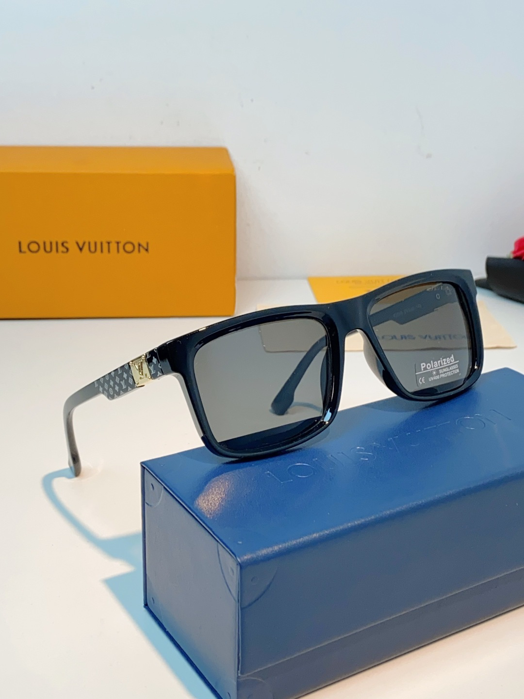 LouisVuitton路易威登  标志性老花镜腿，镜腿融入LV经典Monogram老花图案，搭配金色L