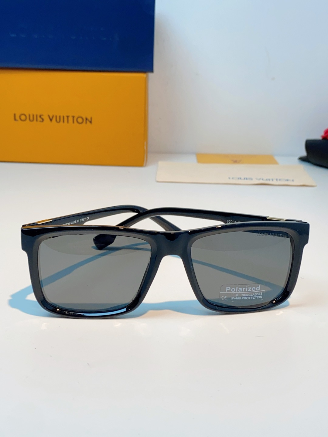 LouisVuitton路易威登  标志性老花镜腿，镜腿融入LV经典Monogram老花图案，搭配金色L