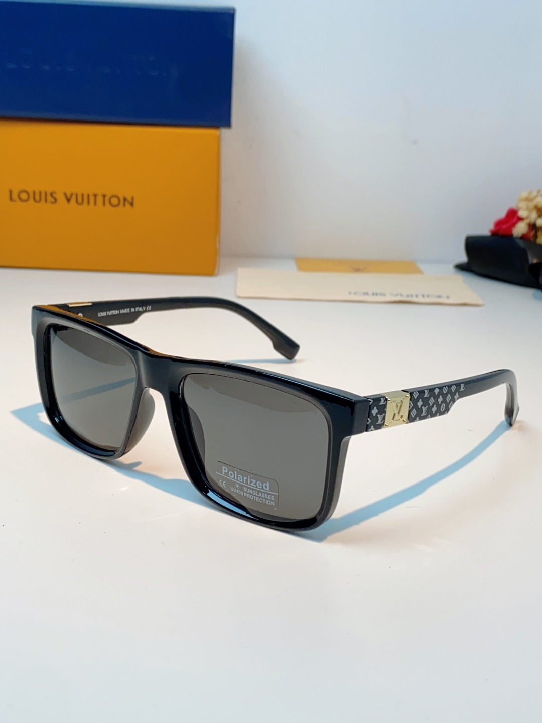 LouisVuitton路易威登  标志性老花镜腿，镜腿融入LV经典Monogram老花图案，搭配金色L