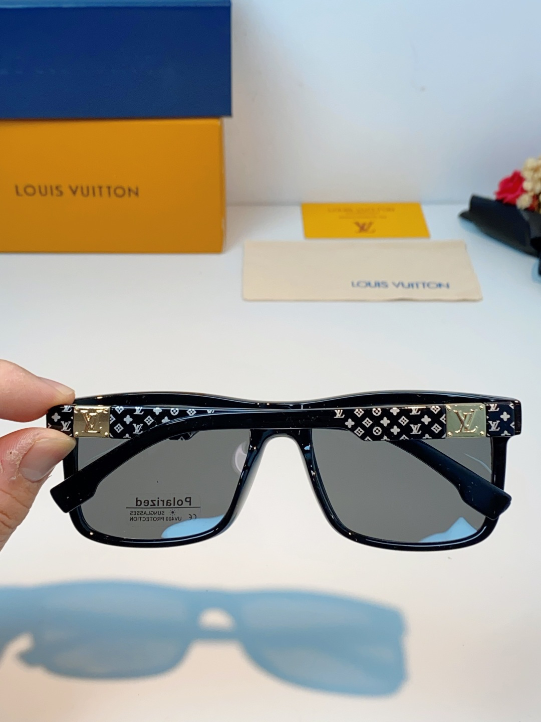 LouisVuitton路易威登  标志性老花镜腿，镜腿融入LV经典Monogram老花图案，搭配金色L