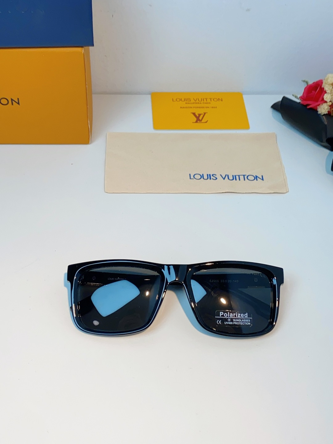 LouisVuitton路易威登  标志性老花镜腿，镜腿融入LV经典Monogram老花图案，搭配金色L