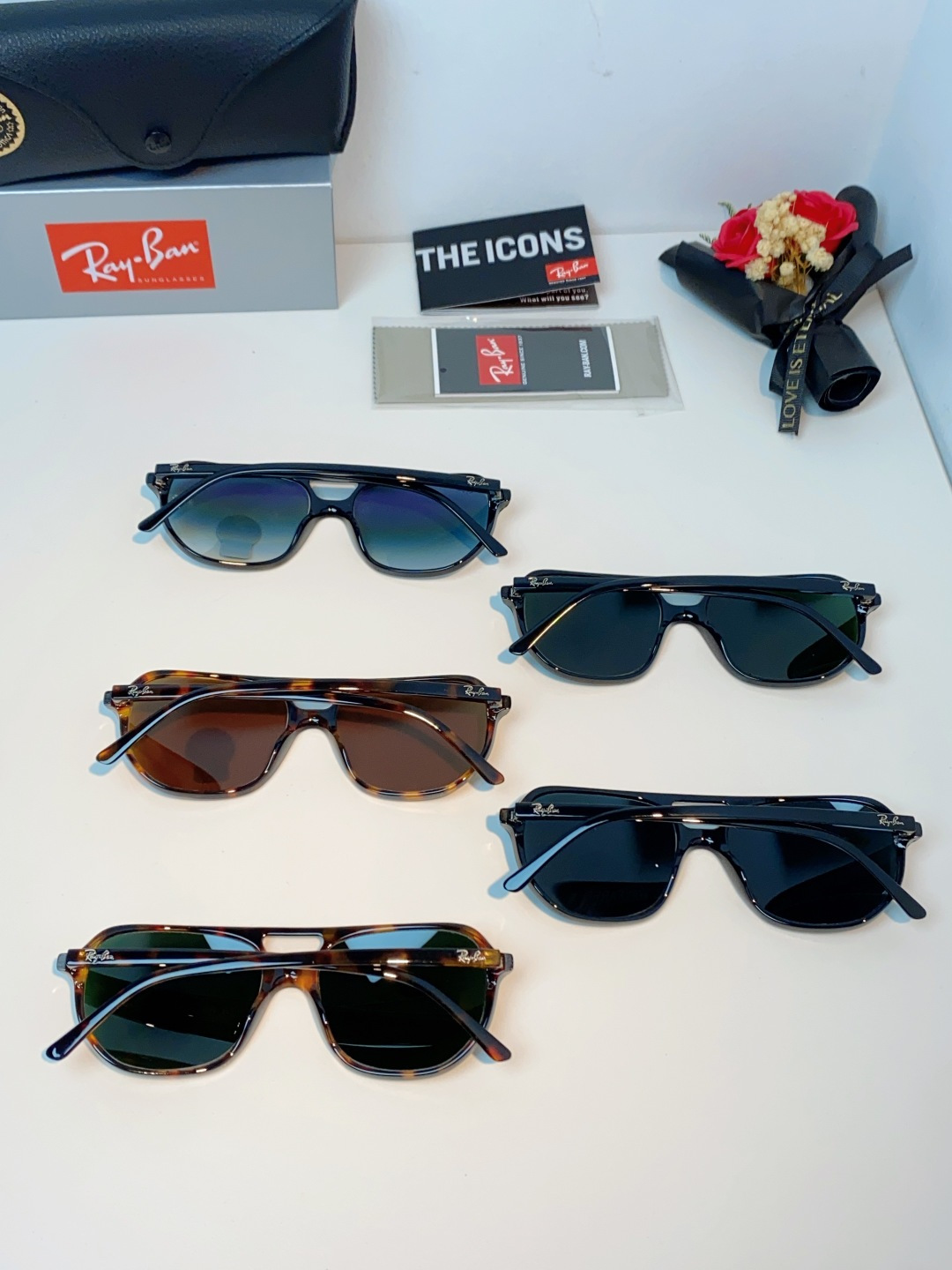 RayBan雷朋 2026新款双梁高光泽感黑色醋酸板材镜框，质感细腻、耐磨抗造，线条圆润流畅，经典永不过