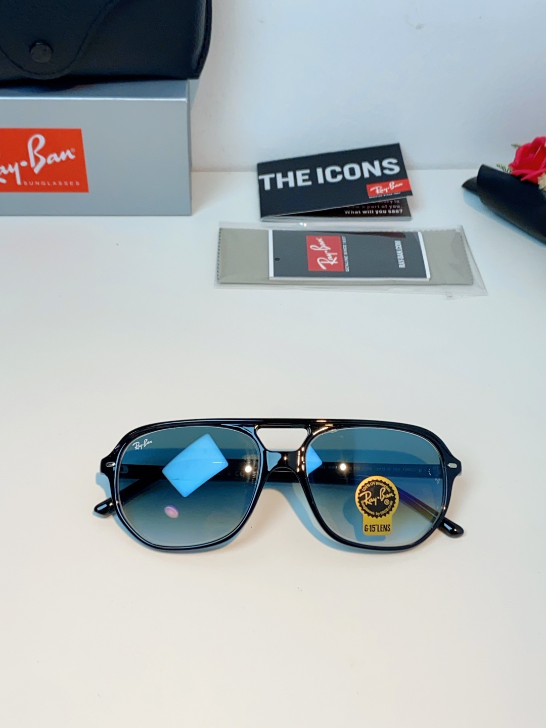 RayBan雷朋 2026新款双梁高光泽感黑色醋酸板材镜框，质感细腻、耐磨抗造，线条圆润流畅，经典永不过