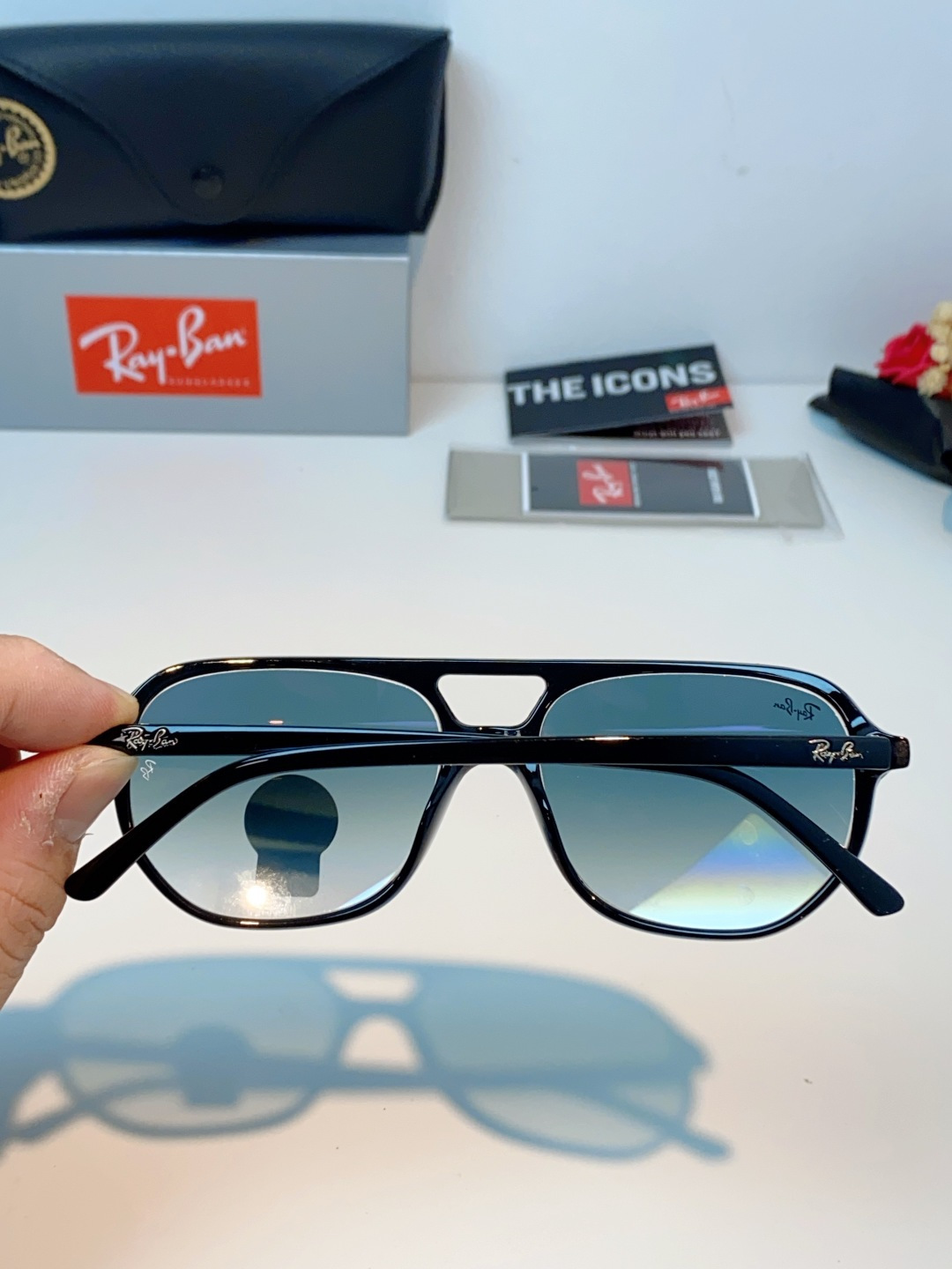 RayBan雷朋 2026新款双梁高光泽感黑色醋酸板材镜框，质感细腻、耐磨抗造，线条圆润流畅，经典永不过