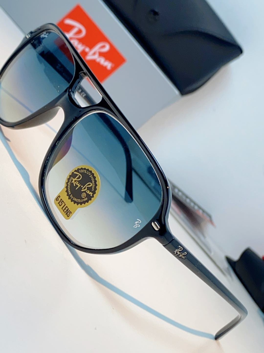 RayBan雷朋 2026新款双梁高光泽感黑色醋酸板材镜框，质感细腻、耐磨抗造，线条圆润流畅，经典永不过