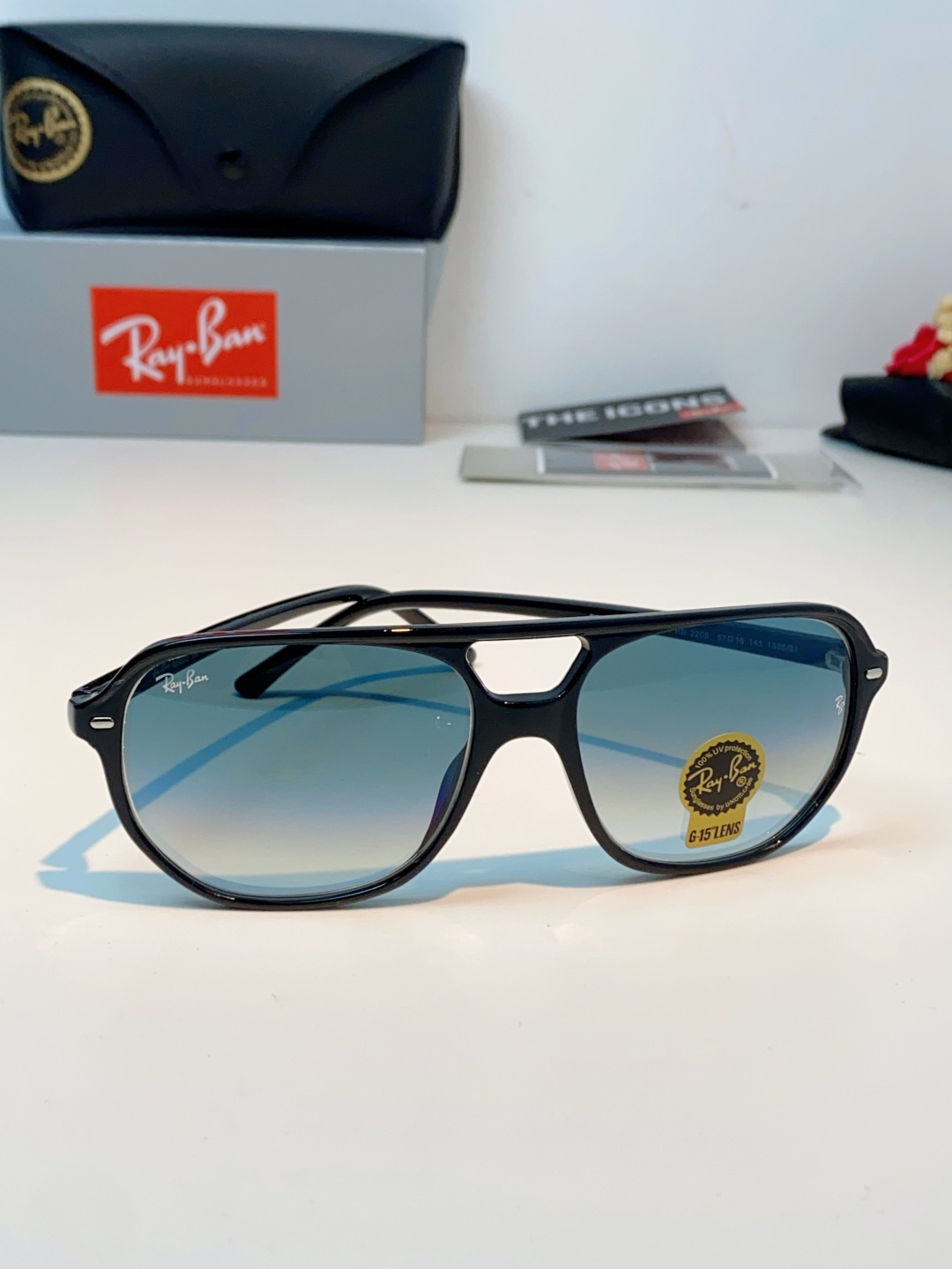 RayBan雷朋 2026新款双梁高光泽感黑色醋酸板材镜框，质感细腻、耐磨抗造，线条圆润流畅，经典永不过