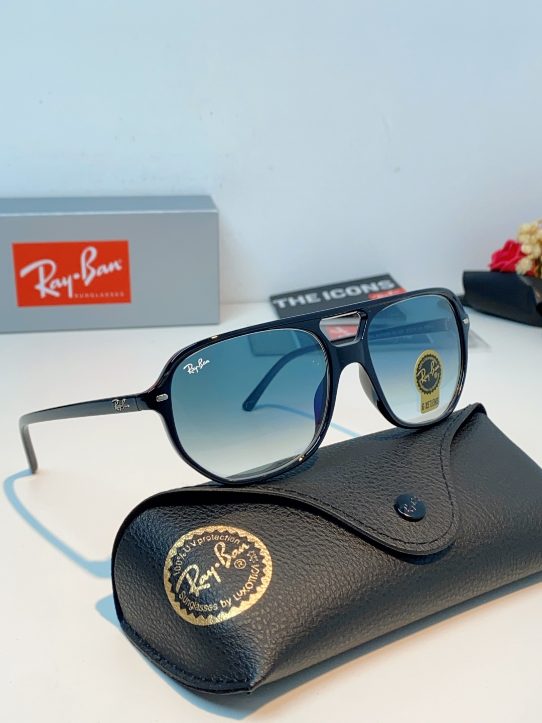 RayBan雷朋 2026新款双梁高光泽感黑色醋酸板材镜框，质感细腻、耐磨抗造，线条圆润流畅，经典永不过