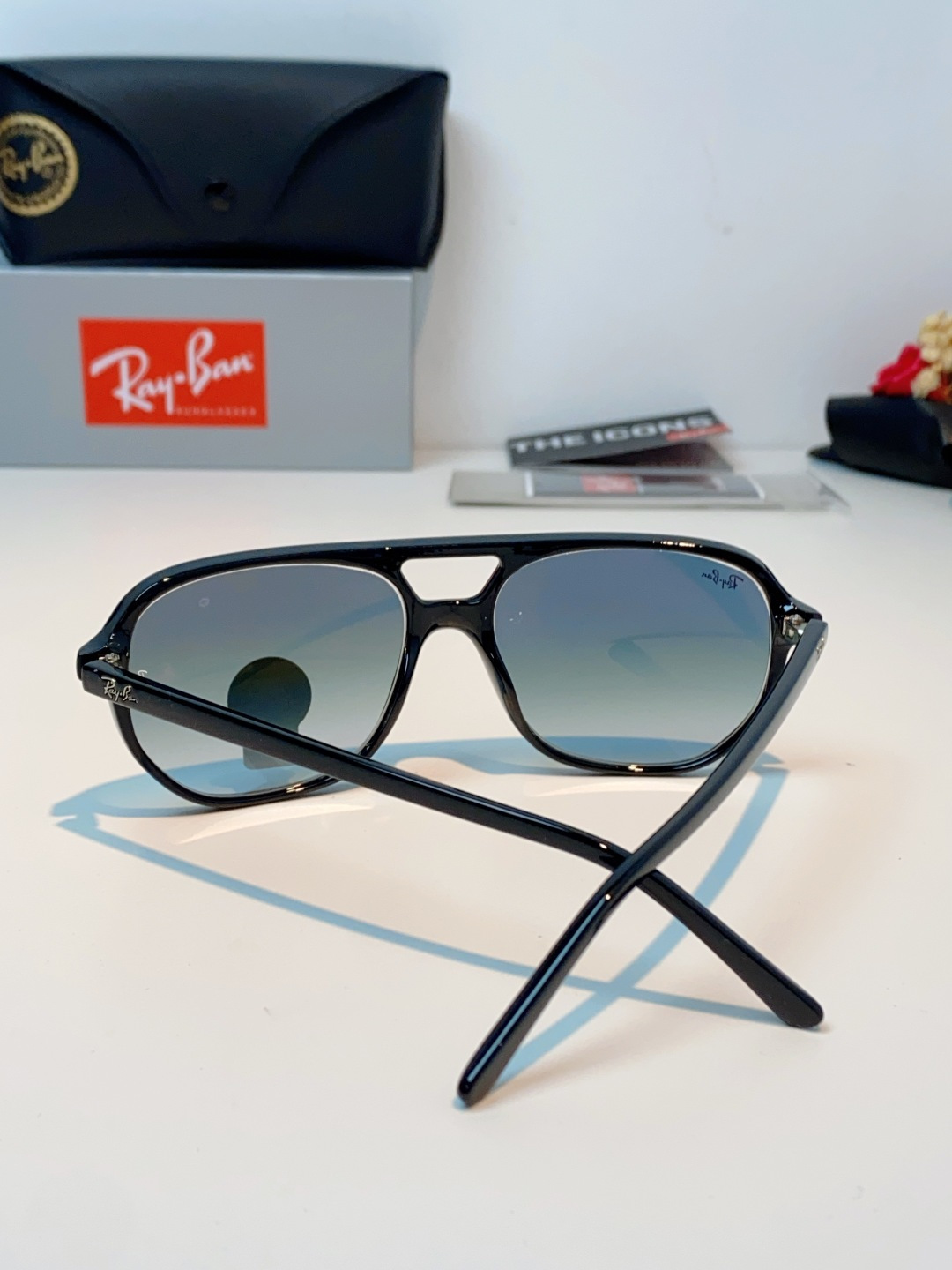 RayBan雷朋 2026新款双梁高光泽感黑色醋酸板材镜框，质感细腻、耐磨抗造，线条圆润流畅，经典永不过