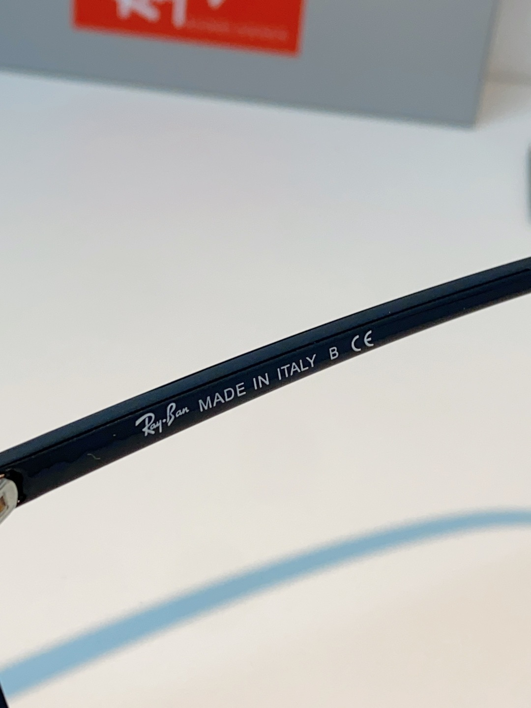 RayBan雷朋 2026新款双梁高光泽感黑色醋酸板材镜框，质感细腻、耐磨抗造，线条圆润流畅，经典永不过