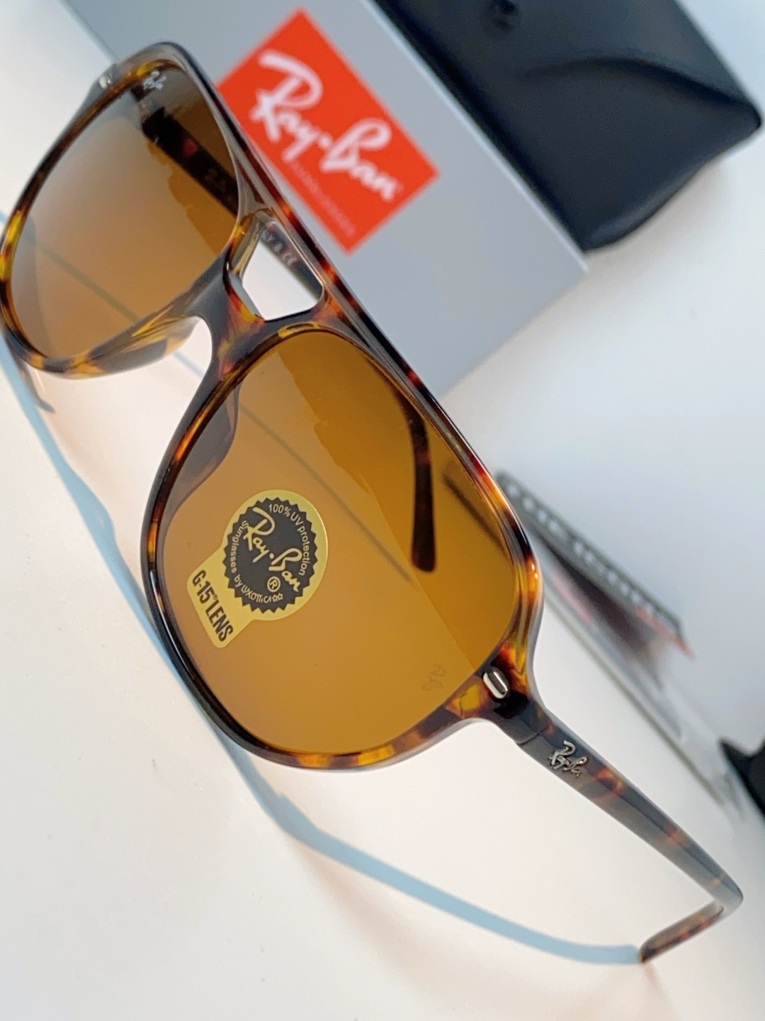 RayBan雷朋 2026新款双梁高光泽感黑色醋酸板材镜框，质感细腻、耐磨抗造，线条圆润流畅，经典永不过