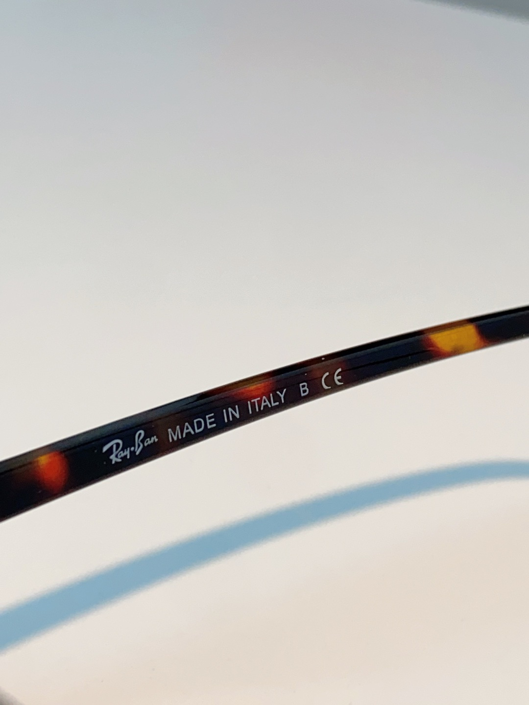 RayBan雷朋 2026新款双梁高光泽感黑色醋酸板材镜框，质感细腻、耐磨抗造，线条圆润流畅，经典永不过
