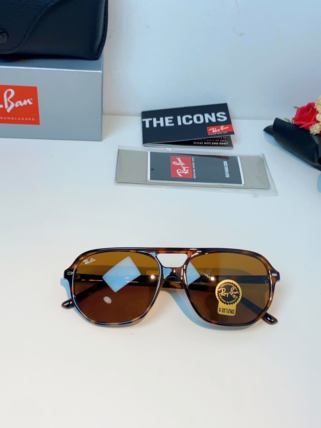 RayBan雷朋 2026新款双梁高光泽感黑色醋酸板材镜框，质感细腻、耐磨抗造，线条圆润流畅，经典永不过