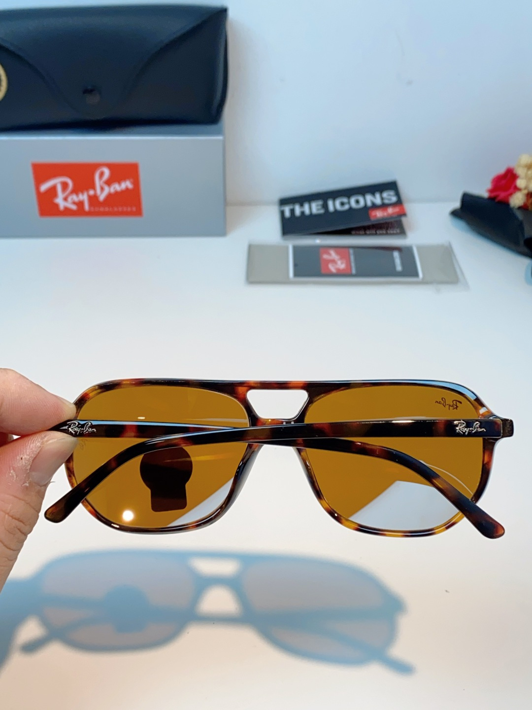 RayBan雷朋 2026新款双梁高光泽感黑色醋酸板材镜框，质感细腻、耐磨抗造，线条圆润流畅，经典永不过