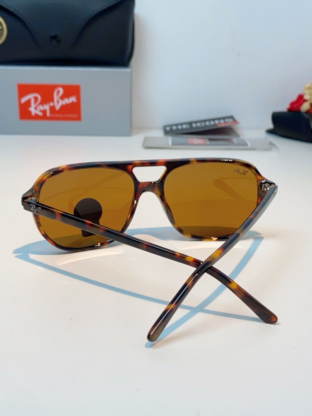 RayBan雷朋 2026新款双梁高光泽感黑色醋酸板材镜框，质感细腻、耐磨抗造，线条圆润流畅，经典永不过