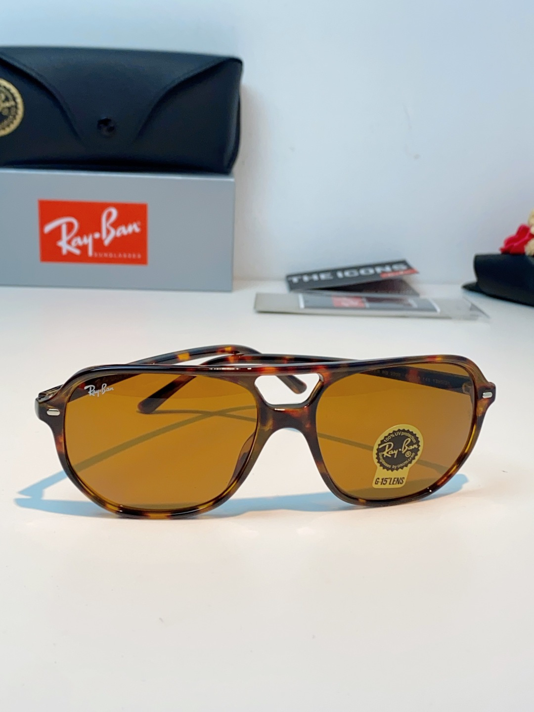 RayBan雷朋 2026新款双梁高光泽感黑色醋酸板材镜框，质感细腻、耐磨抗造，线条圆润流畅，经典永不过