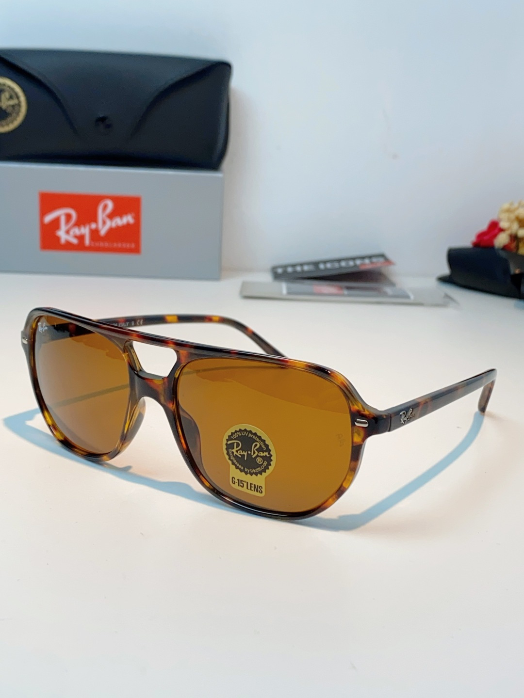 RayBan雷朋 2026新款双梁高光泽感黑色醋酸板材镜框，质感细腻、耐磨抗造，线条圆润流畅，经典永不过