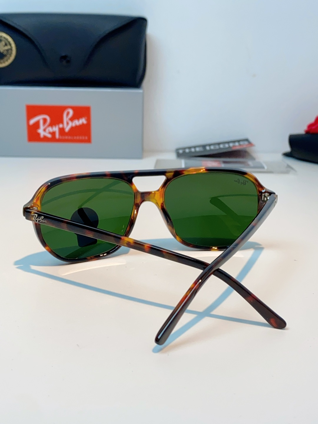 RayBan雷朋 2026新款双梁高光泽感黑色醋酸板材镜框，质感细腻、耐磨抗造，线条圆润流畅，经典永不过