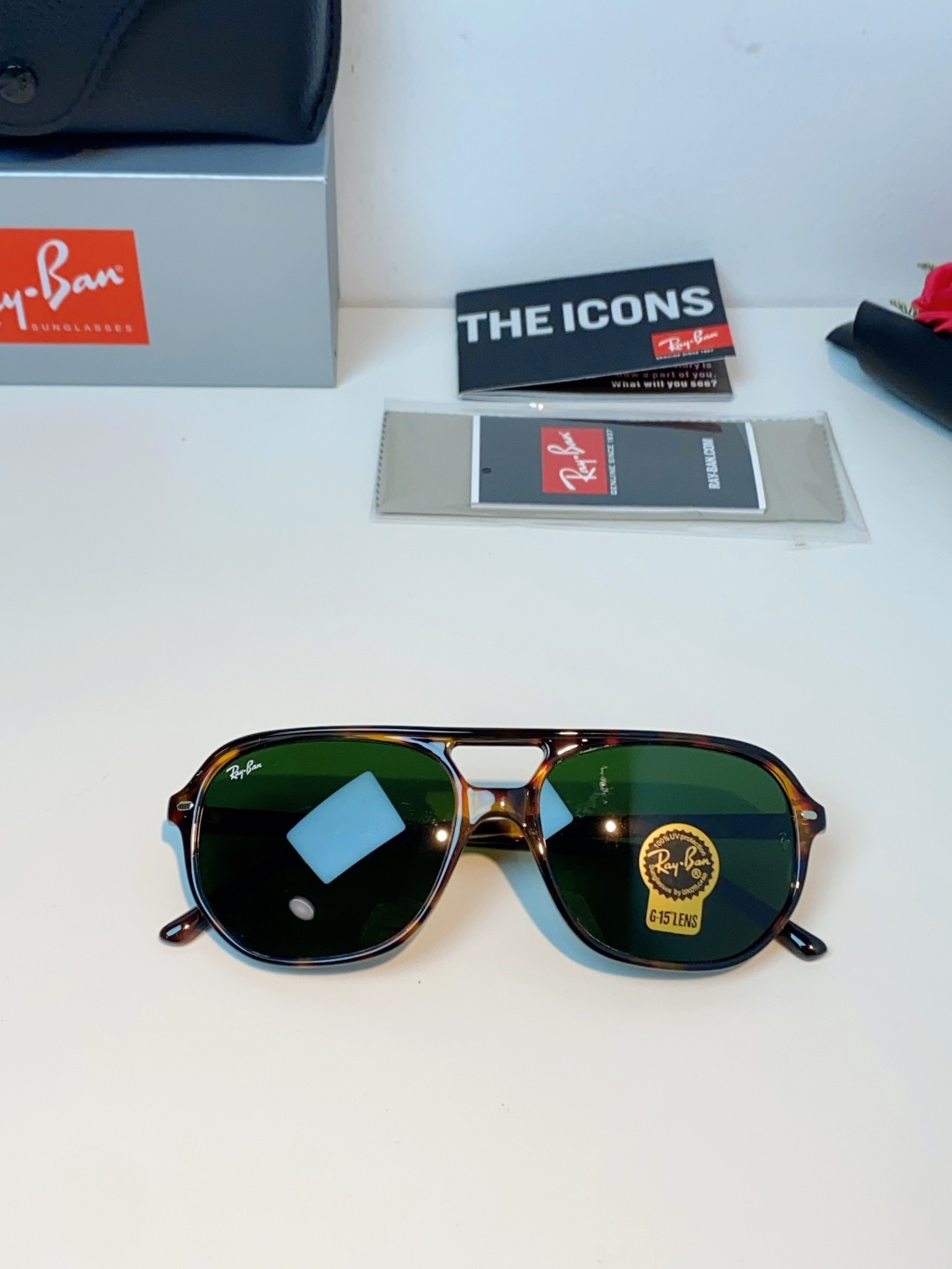 RayBan雷朋 2026新款双梁高光泽感黑色醋酸板材镜框，质感细腻、耐磨抗造，线条圆润流畅，经典永不过