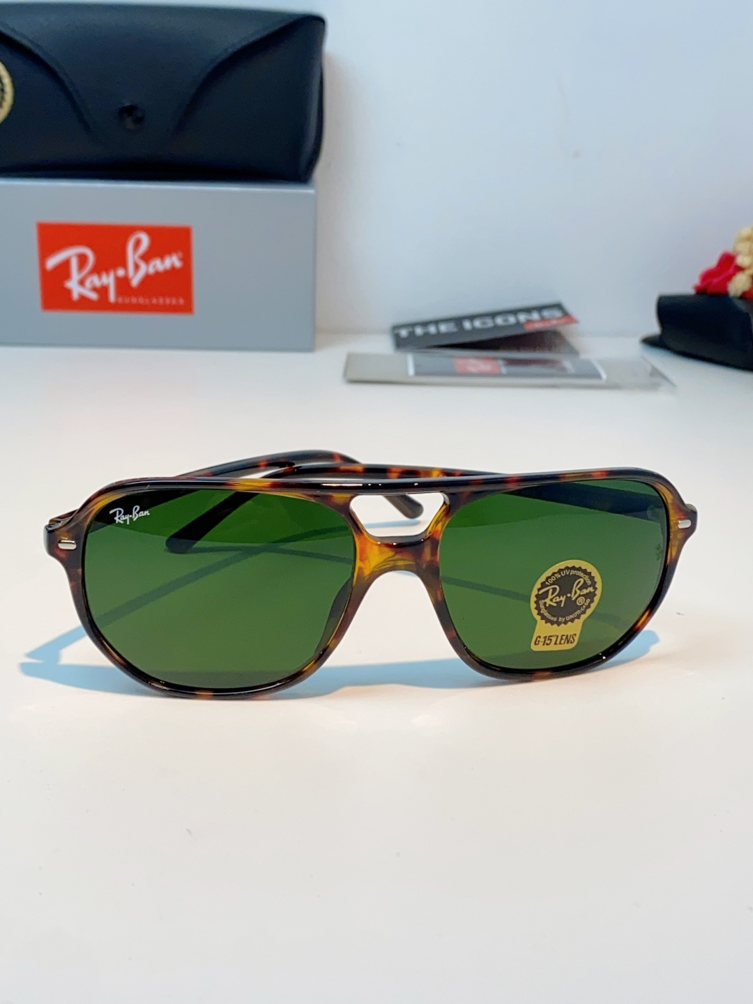 RayBan雷朋 2026新款双梁高光泽感黑色醋酸板材镜框，质感细腻、耐磨抗造，线条圆润流畅，经典永不过