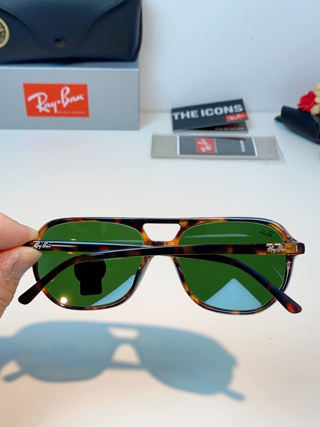 RayBan雷朋 2026新款双梁高光泽感黑色醋酸板材镜框，质感细腻、耐磨抗造，线条圆润流畅，经典永不过