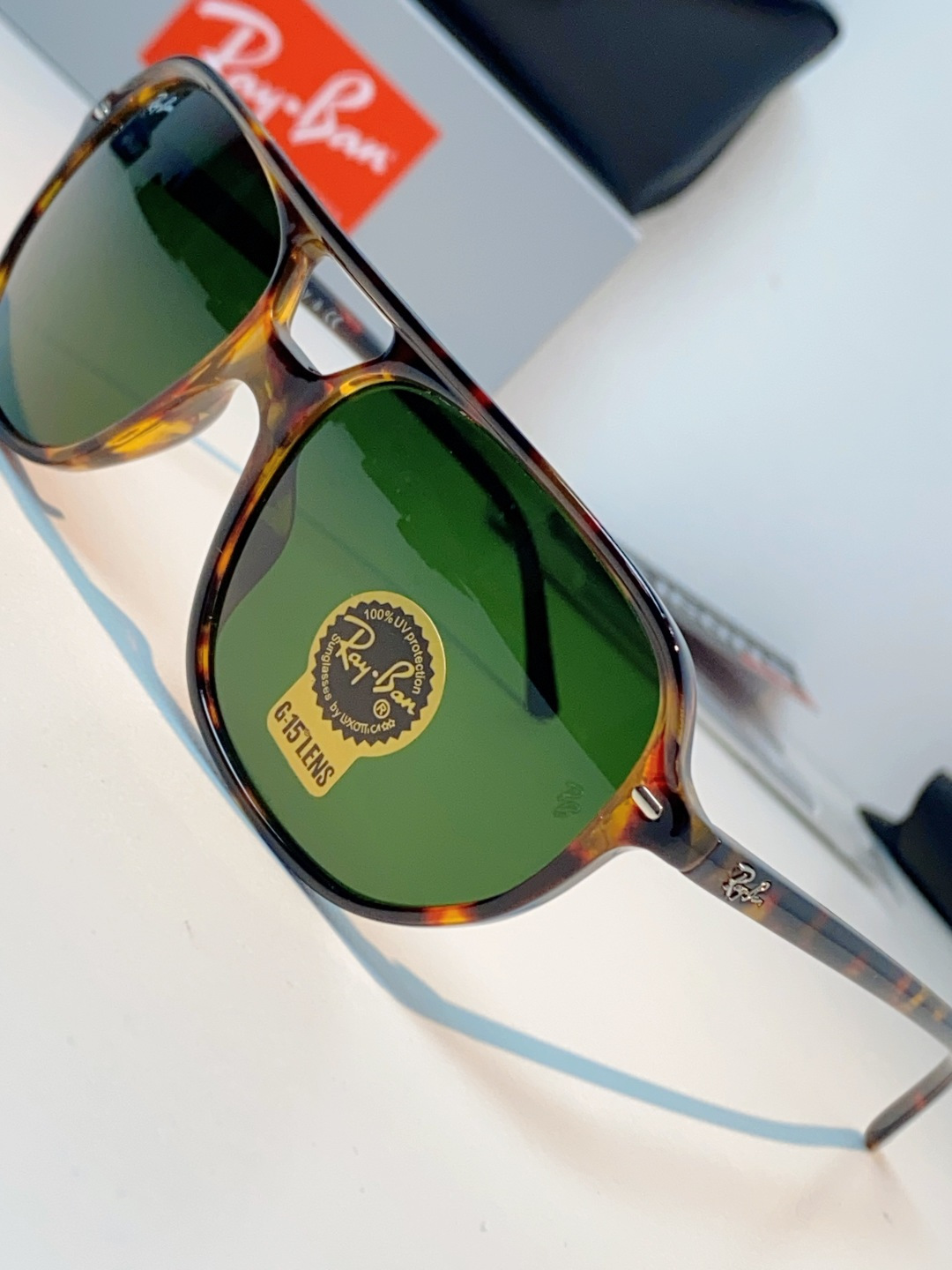 RayBan雷朋 2026新款双梁高光泽感黑色醋酸板材镜框，质感细腻、耐磨抗造，线条圆润流畅，经典永不过