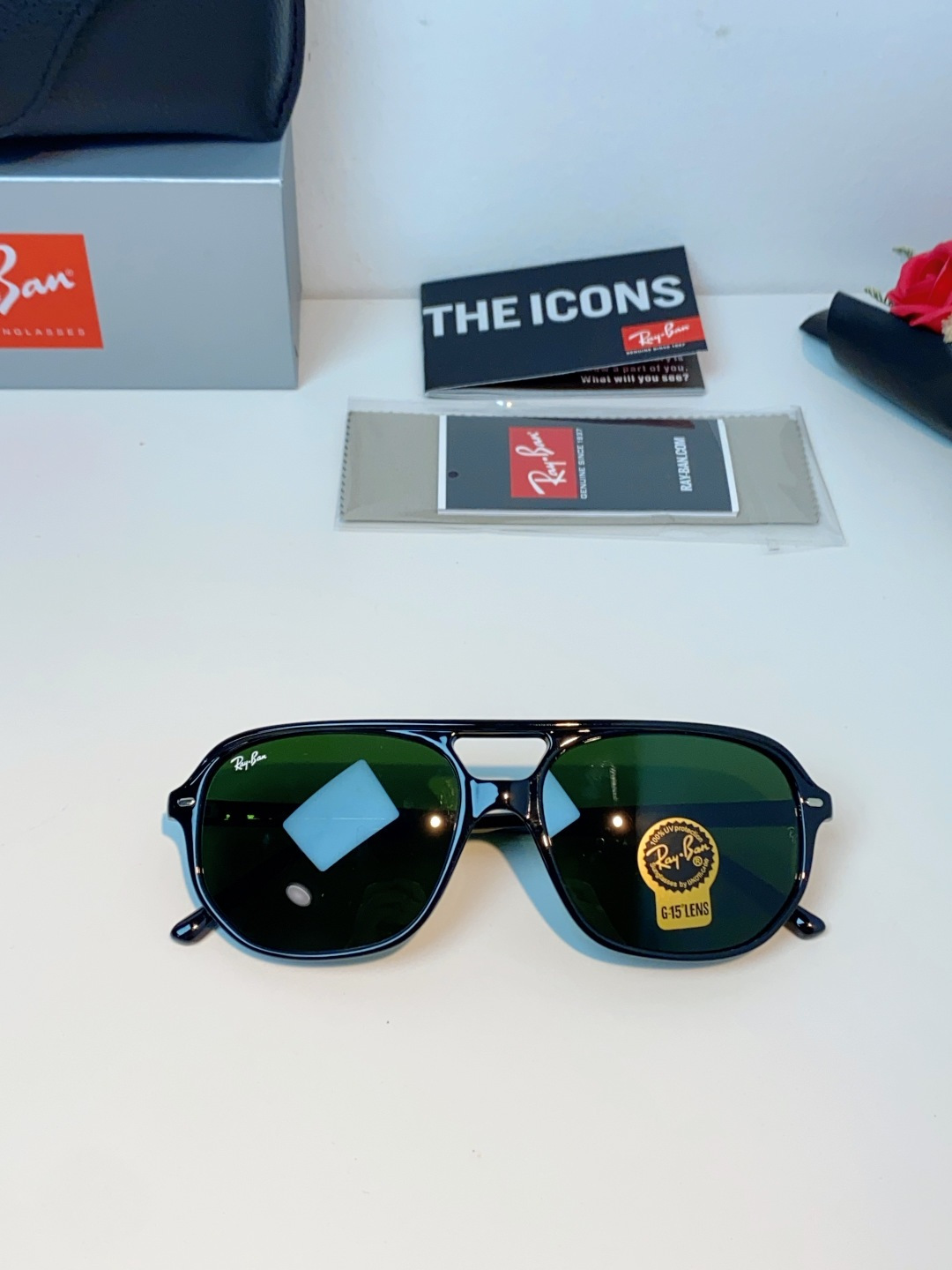 RayBan雷朋 2026新款双梁高光泽感黑色醋酸板材镜框，质感细腻、耐磨抗造，线条圆润流畅，经典永不过