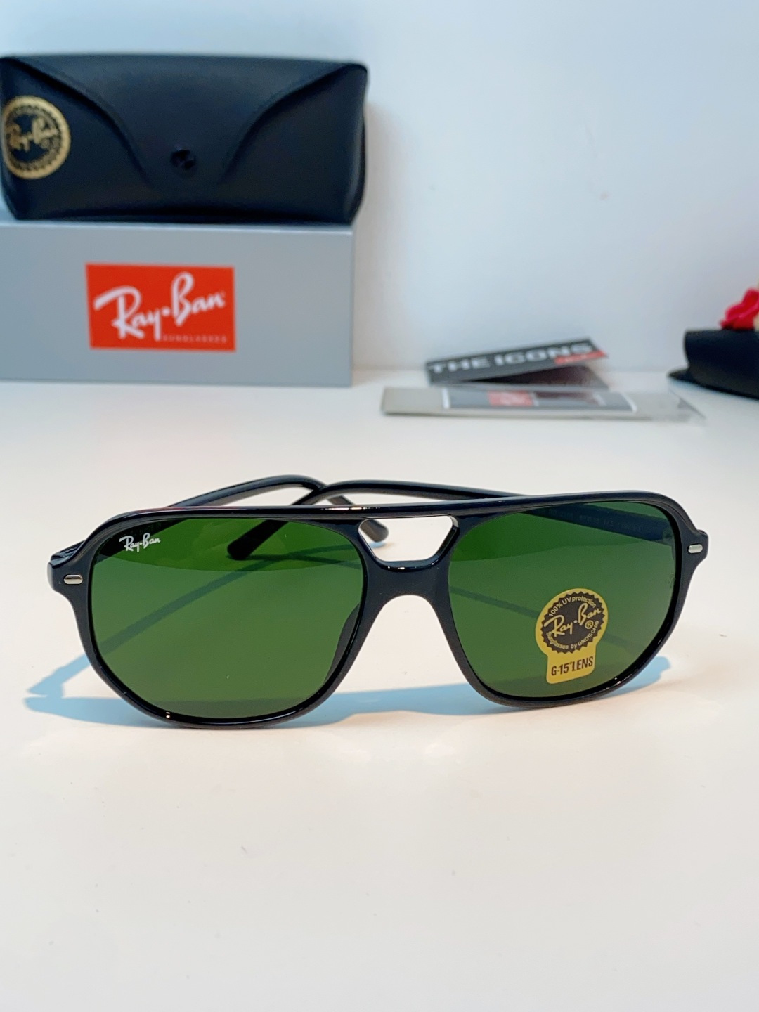 RayBan雷朋 2026新款双梁高光泽感黑色醋酸板材镜框，质感细腻、耐磨抗造，线条圆润流畅，经典永不过