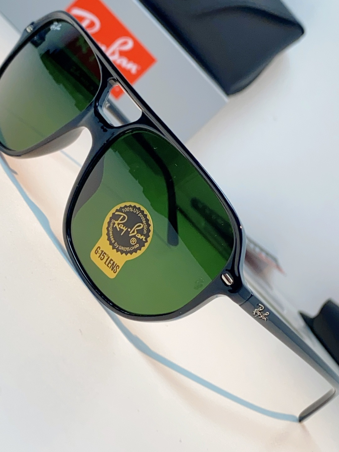 RayBan雷朋 2026新款双梁高光泽感黑色醋酸板材镜框，质感细腻、耐磨抗造，线条圆润流畅，经典永不过