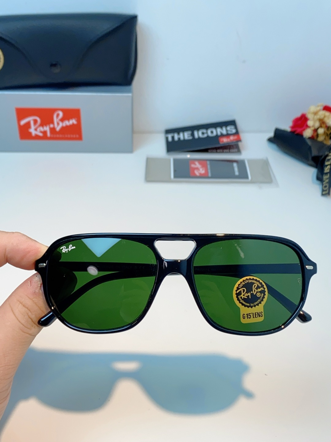 RayBan雷朋 2026新款双梁高光泽感黑色醋酸板材镜框，质感细腻、耐磨抗造，线条圆润流畅，经典永不过