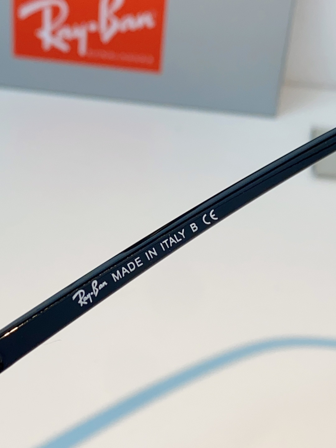RayBan雷朋 2026新款双梁高光泽感黑色醋酸板材镜框，质感细腻、耐磨抗造，线条圆润流畅，经典永不过