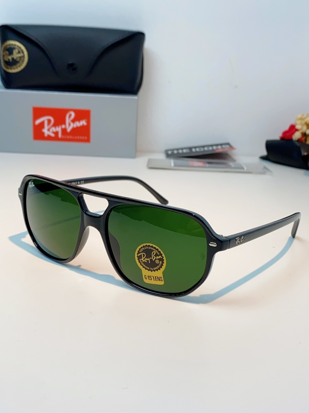 RayBan雷朋 2026新款双梁高光泽感黑色醋酸板材镜框，质感细腻、耐磨抗造，线条圆润流畅，经典永不过