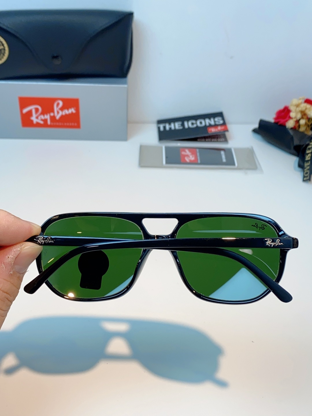 RayBan雷朋 2026新款双梁高光泽感黑色醋酸板材镜框，质感细腻、耐磨抗造，线条圆润流畅，经典永不过