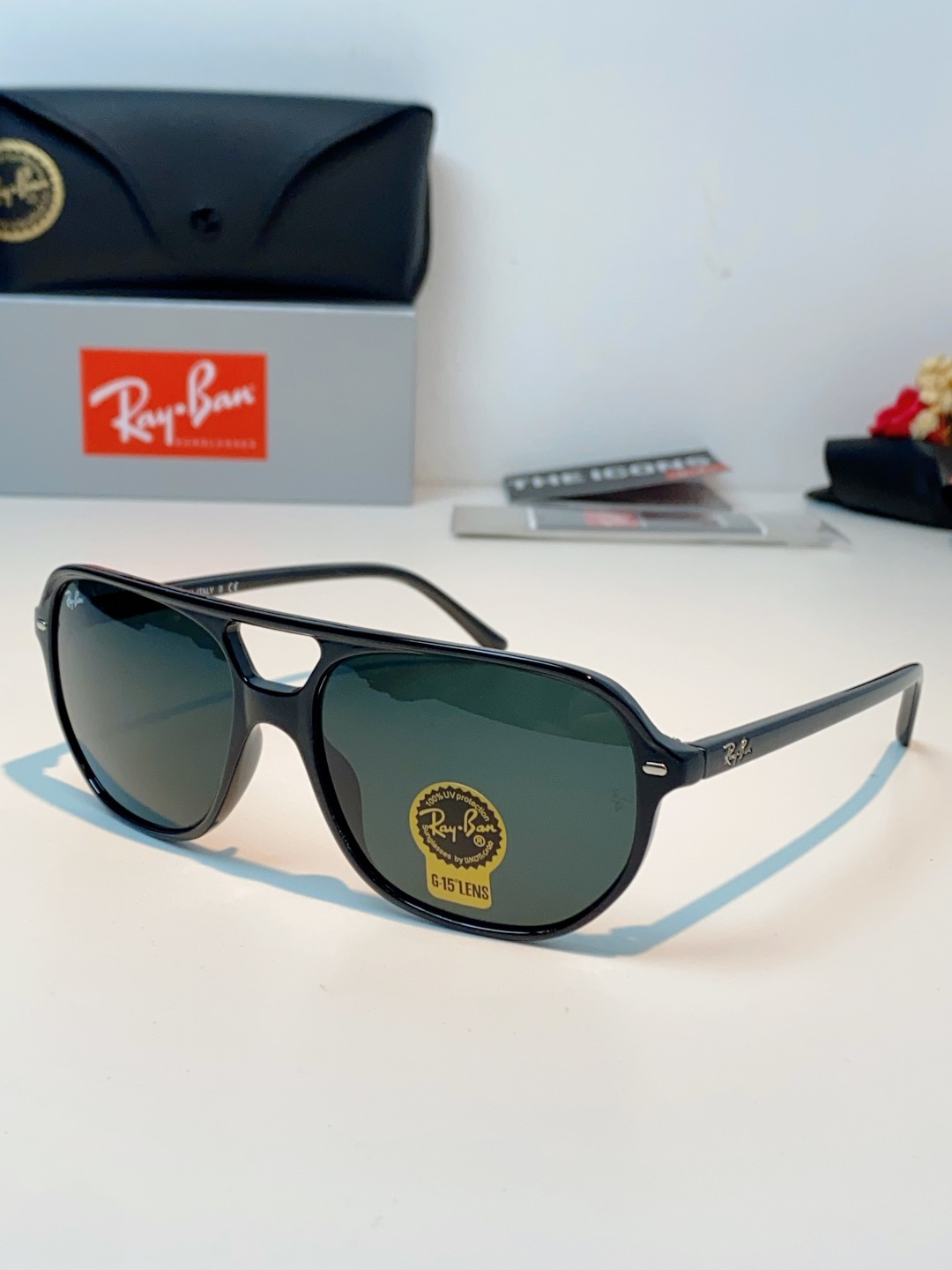 RayBan雷朋 2026新款双梁高光泽感黑色醋酸板材镜框，质感细腻、耐磨抗造，线条圆润流畅，经典永不过