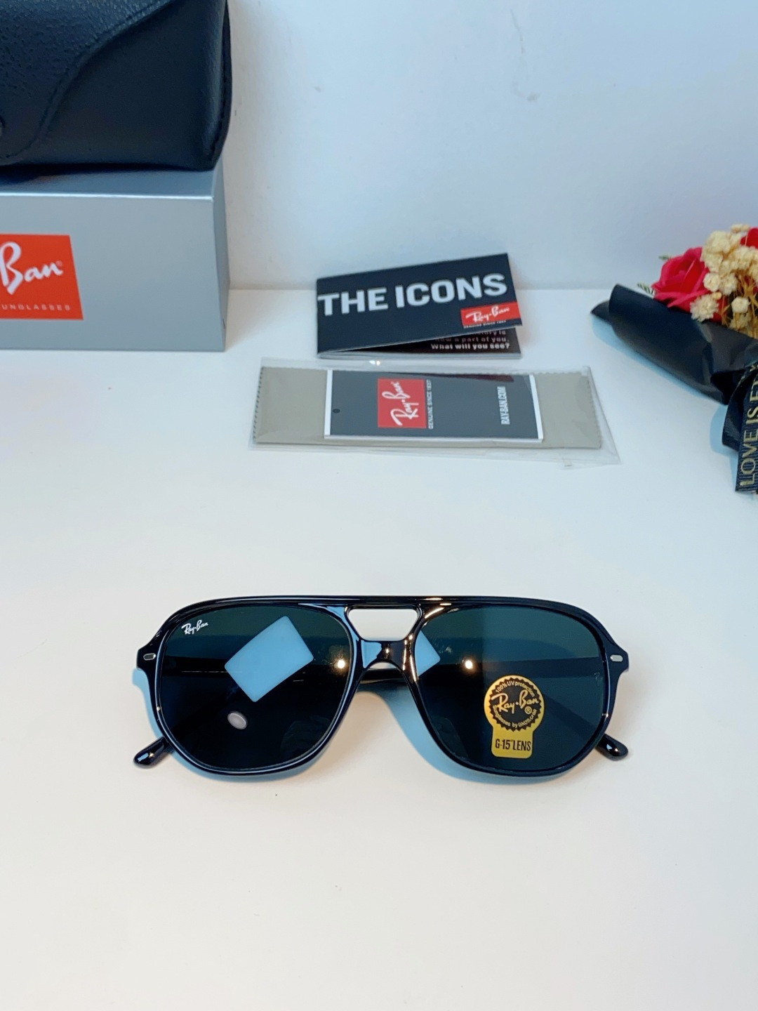 RayBan雷朋 2026新款双梁高光泽感黑色醋酸板材镜框，质感细腻、耐磨抗造，线条圆润流畅，经典永不过