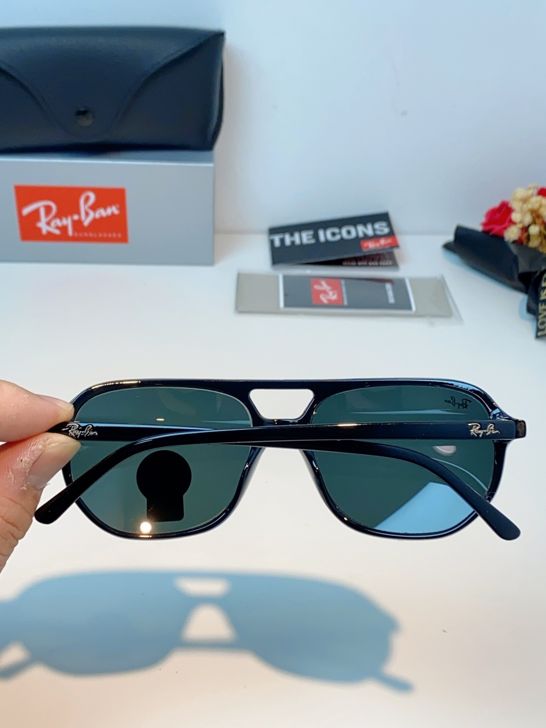 RayBan雷朋 2026新款双梁高光泽感黑色醋酸板材镜框，质感细腻、耐磨抗造，线条圆润流畅，经典永不过