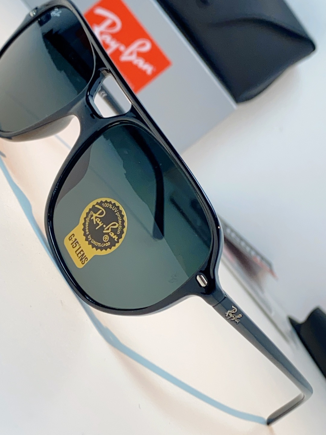 RayBan雷朋 2026新款双梁高光泽感黑色醋酸板材镜框，质感细腻、耐磨抗造，线条圆润流畅，经典永不过