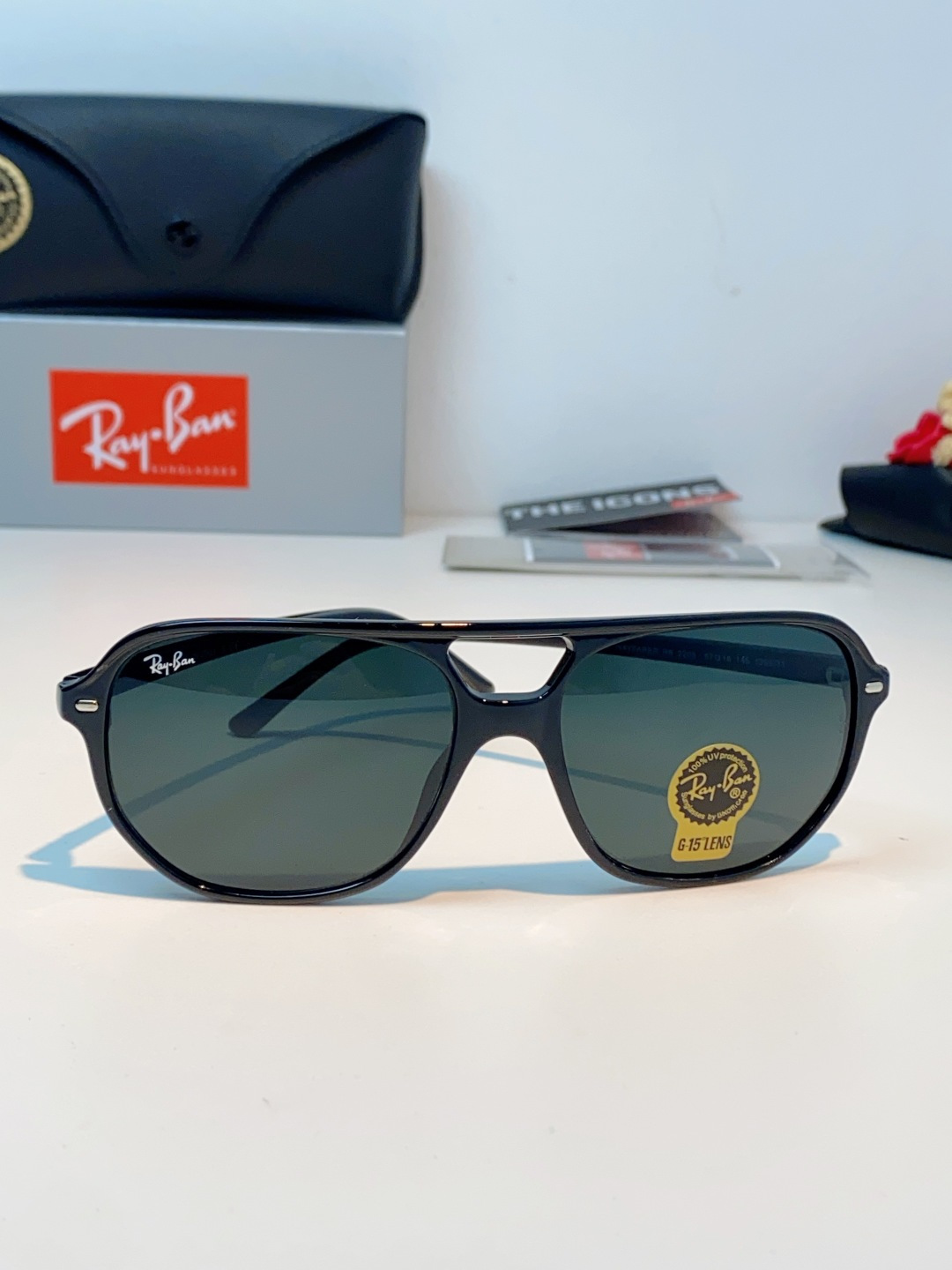 RayBan雷朋 2026新款双梁高光泽感黑色醋酸板材镜框，质感细腻、耐磨抗造，线条圆润流畅，经典永不过