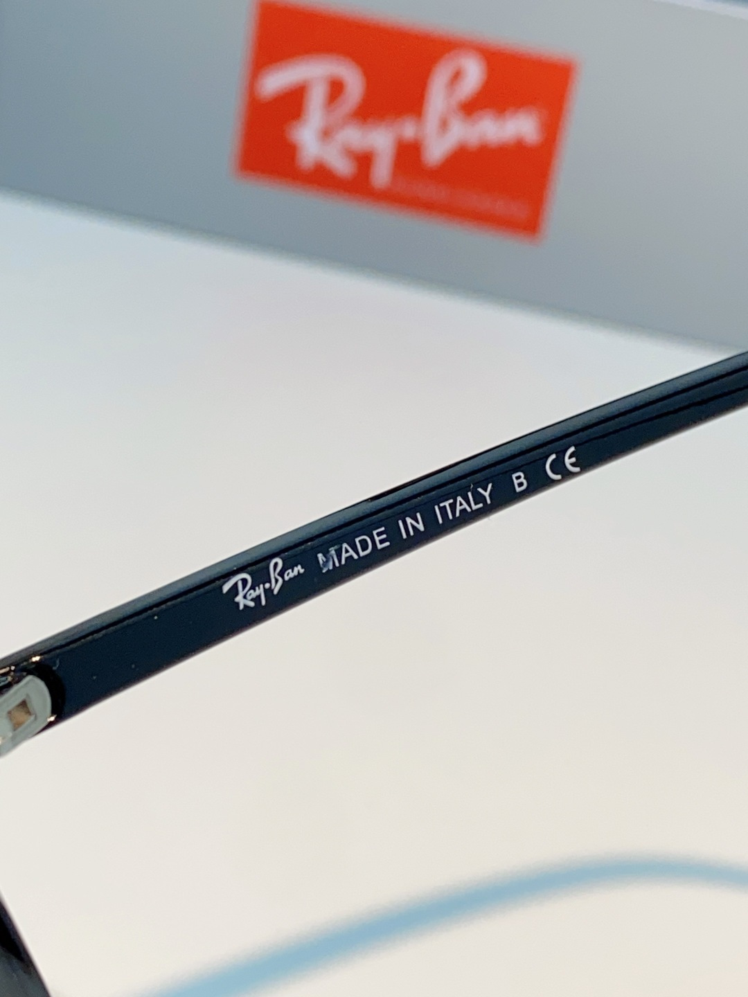 RayBan雷朋 2026新款双梁高光泽感黑色醋酸板材镜框，质感细腻、耐磨抗造，线条圆润流畅，经典永不过