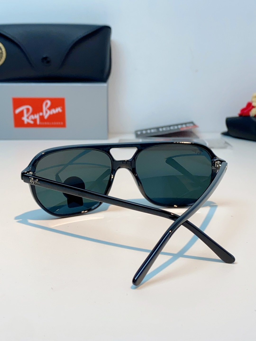 RayBan雷朋 2026新款双梁高光泽感黑色醋酸板材镜框，质感细腻、耐磨抗造，线条圆润流畅，经典永不过